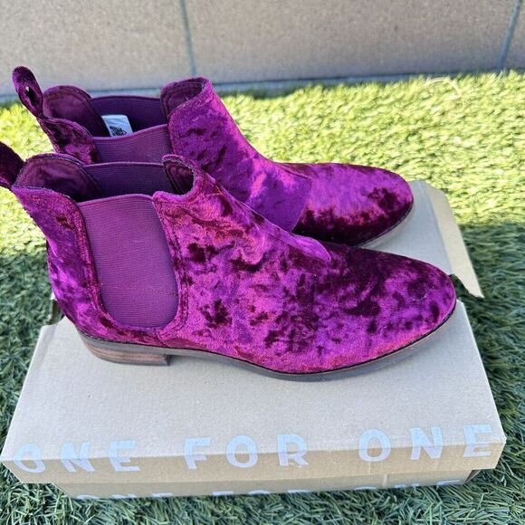 NIB Toms Crushed Velvet Ella Chelsea Boot Cherry Size 7 Whimsigoth - Picture 1 of 10